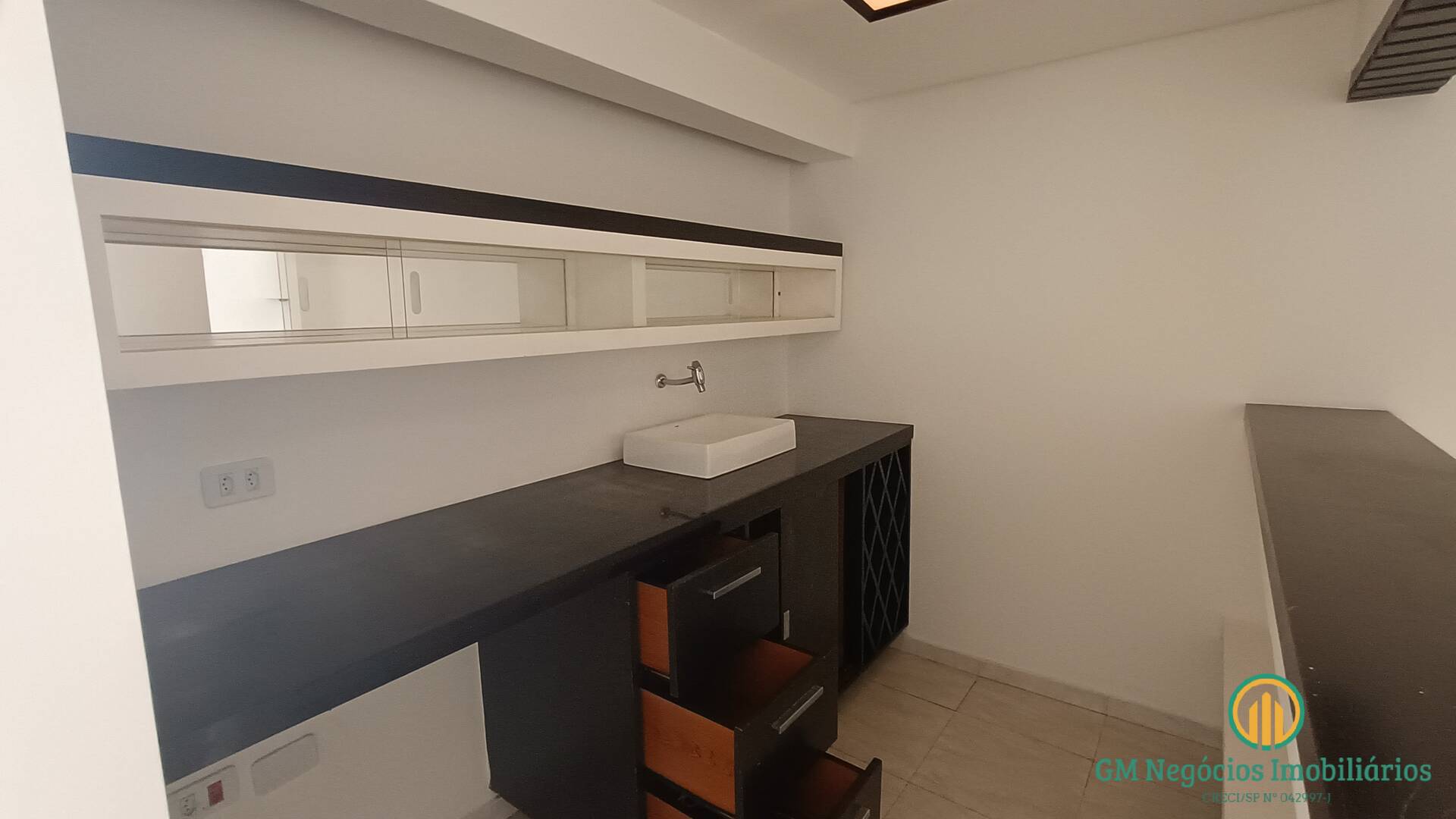 Casa de Condomínio à venda com 3 quartos, 221m² - Foto 4