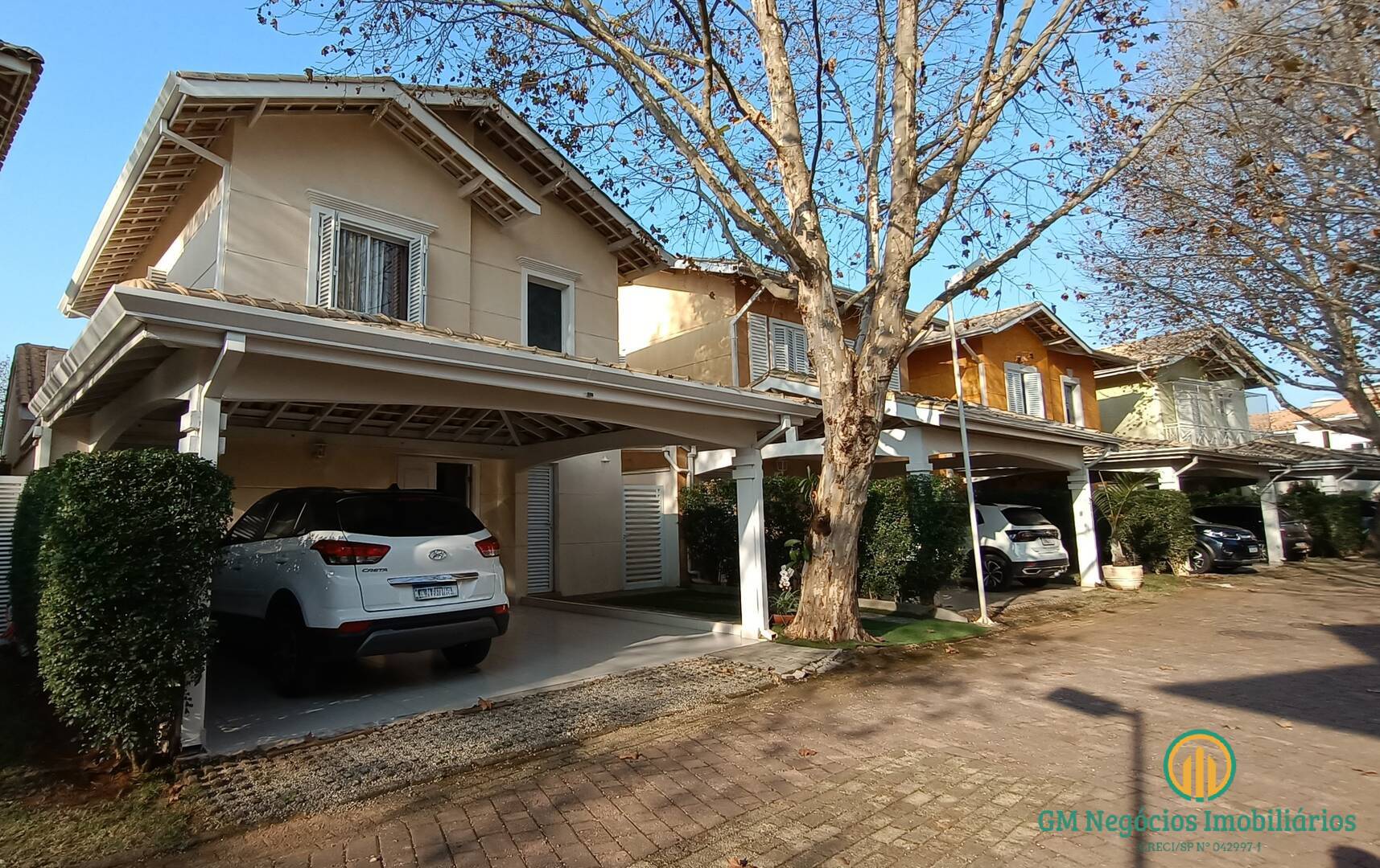 Casa à venda com 3 quartos, 230m² - Foto 1